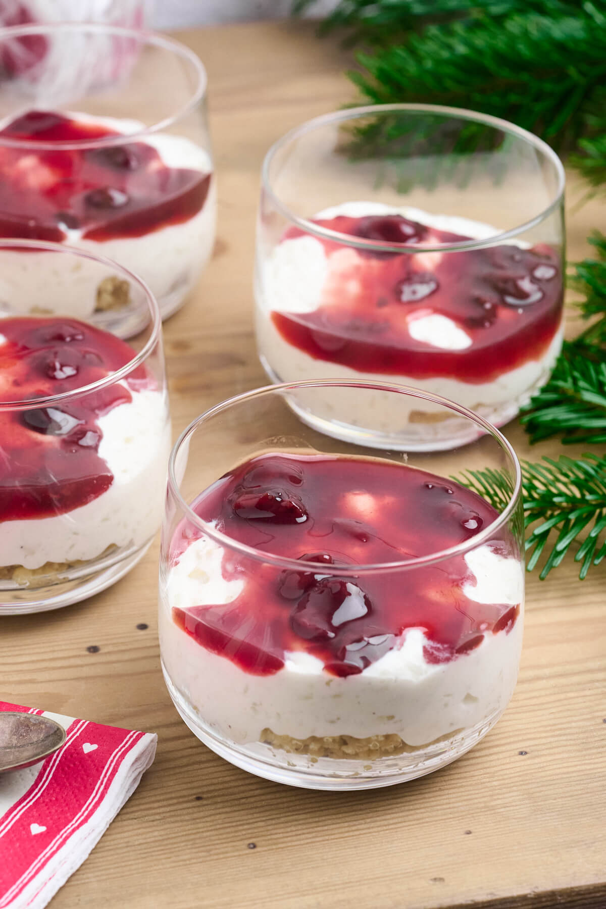 glas med risalamande cheesecake med kirsebรฆrsovs.