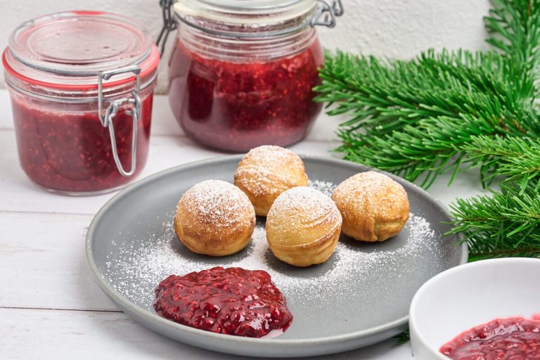 hjemmelavet julemarmelade serveret til æbleskiver.