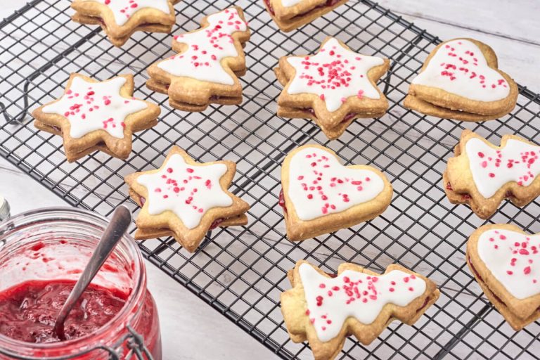 julesnitter med marmelade i mørdej med glasur og frysetørrede hindbær.