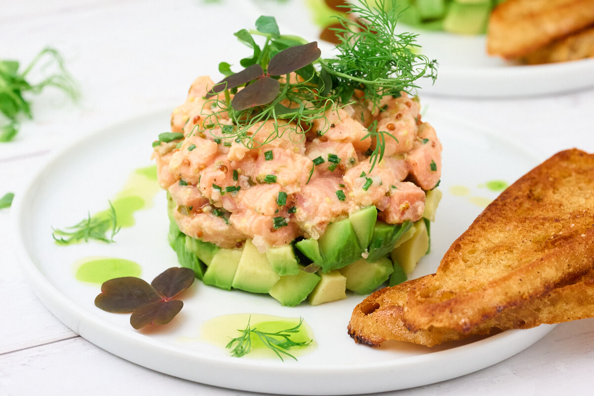 laksetatar med avocado som forret til nytรฅr.