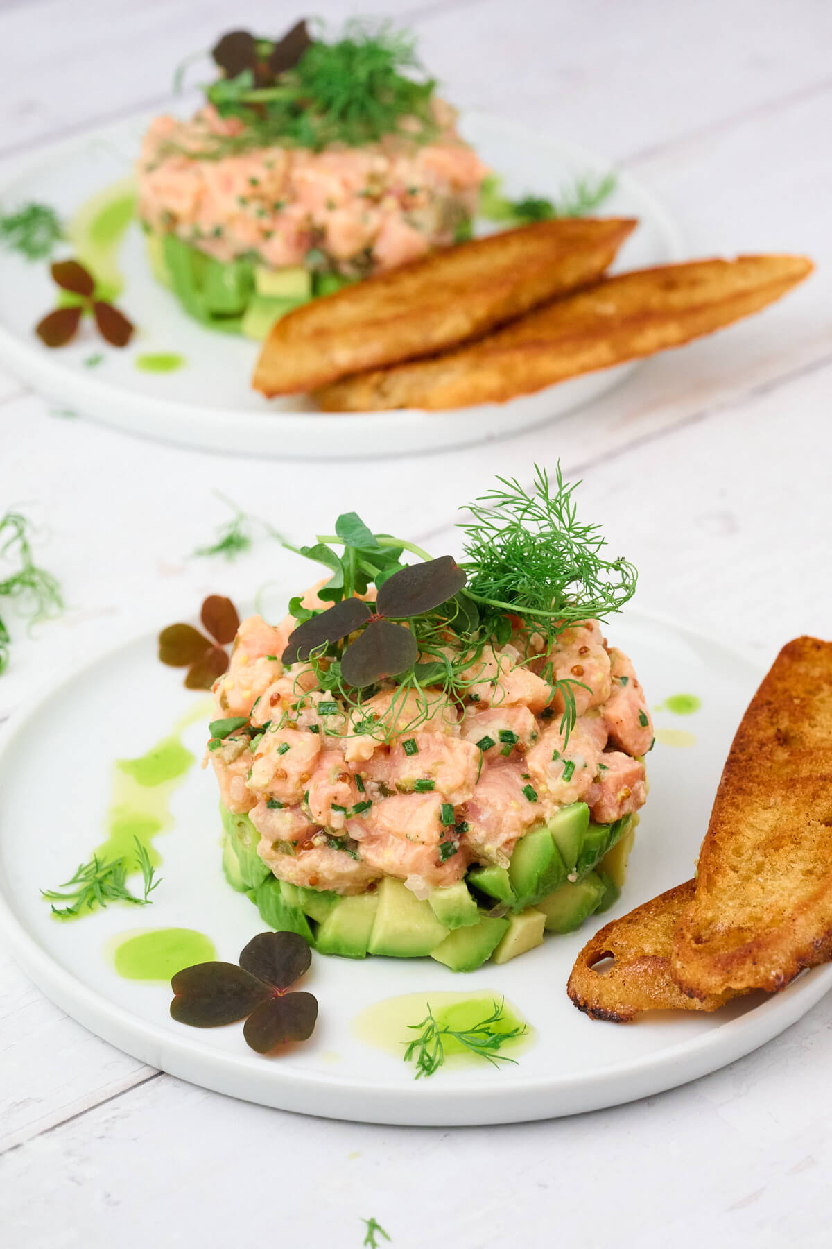 anretninger af forretter med laksetatar med avocado.