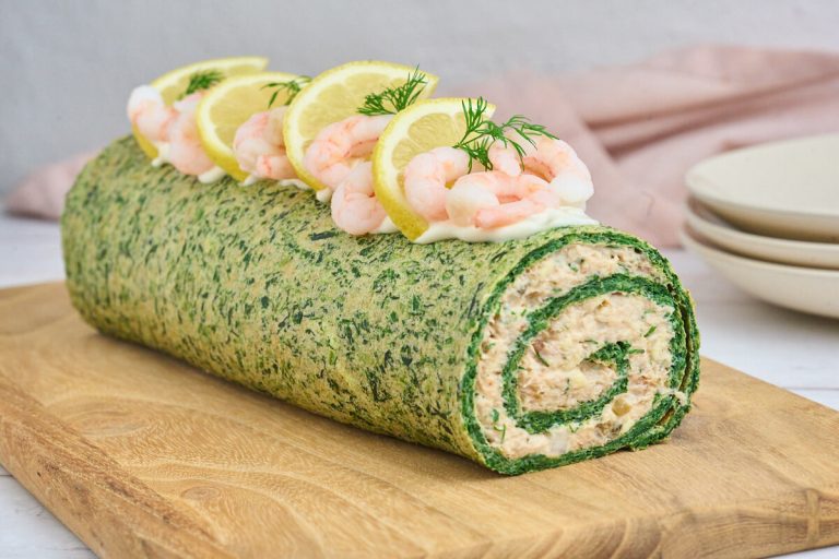 spinatroulade med laksemousse med varmrøget laks og rejer på toppen.