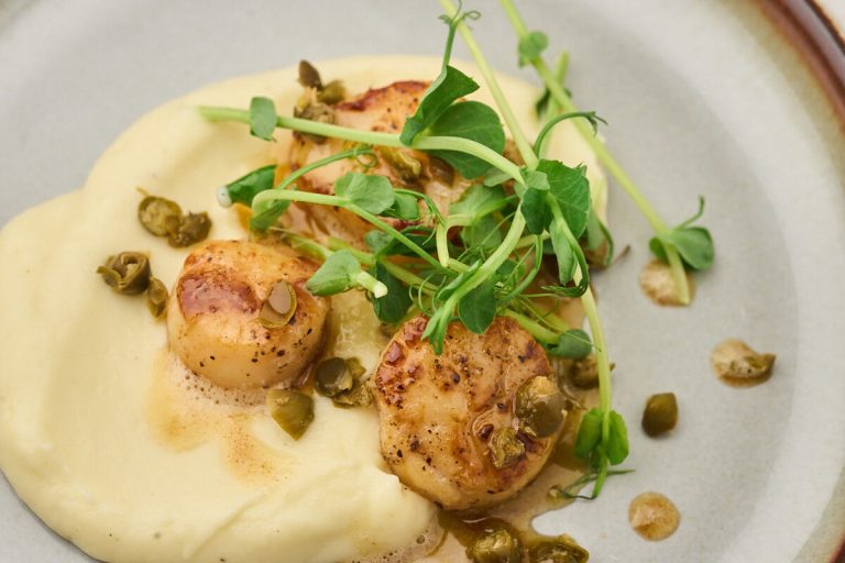 Stegte kammuslinger med blomkålspure og brunet smør med kapers.