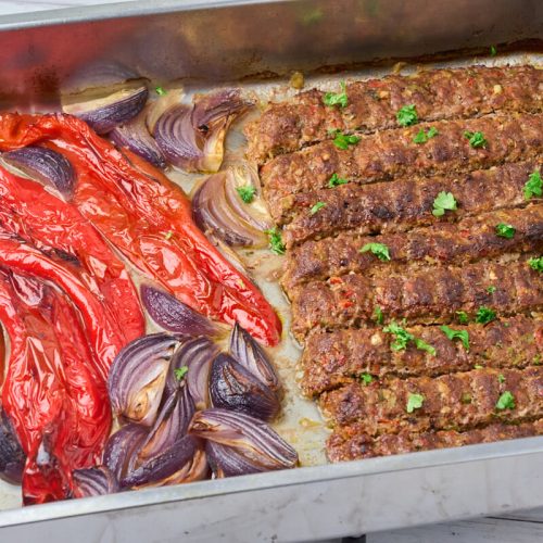 Adana kebab i bradepande lavet i ovn med grøntsager.