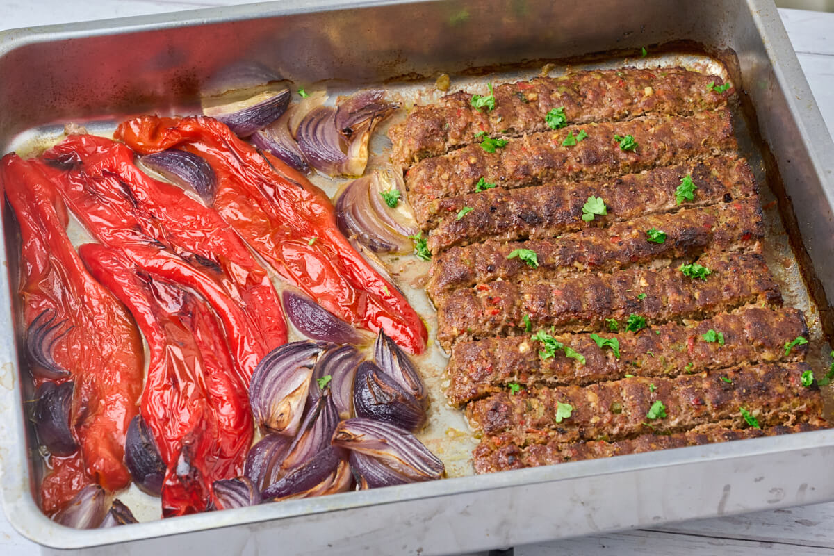 Adana kebab i bradepande lavet i ovn med grøntsager.