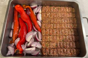 fadet med kebab og grønt klar til ovnen.