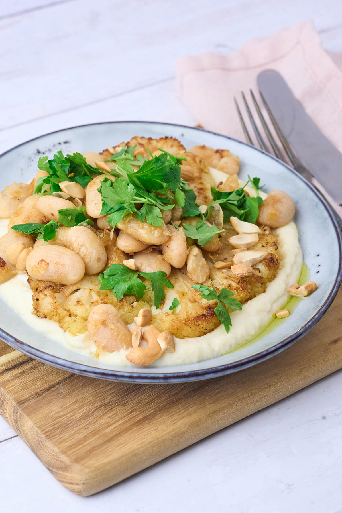 bagt blomkål og bagte butter beans på selleripuré.