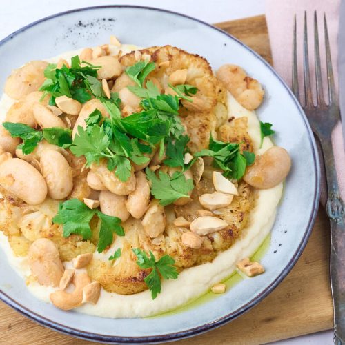 Bagt blomkål og butter beans på selleripuré.