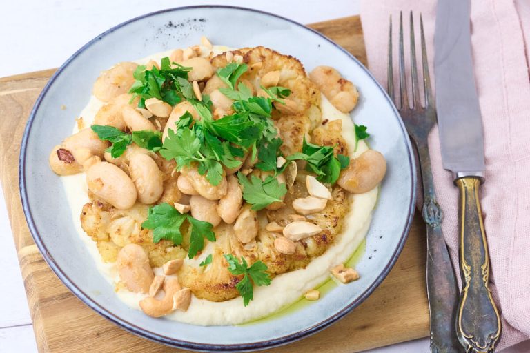Bagt blomkål og butter beans på selleripuré.