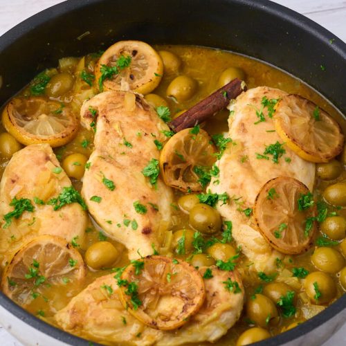 Marokkansk kylling med citron og oliven i gryde klar til servering.