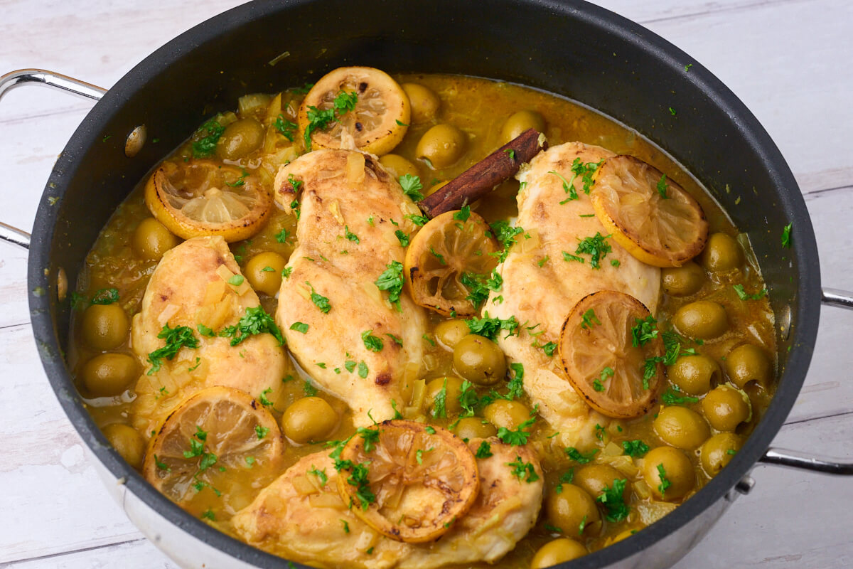 Marokkansk kylling med citron og oliven i gryde klar til servering.