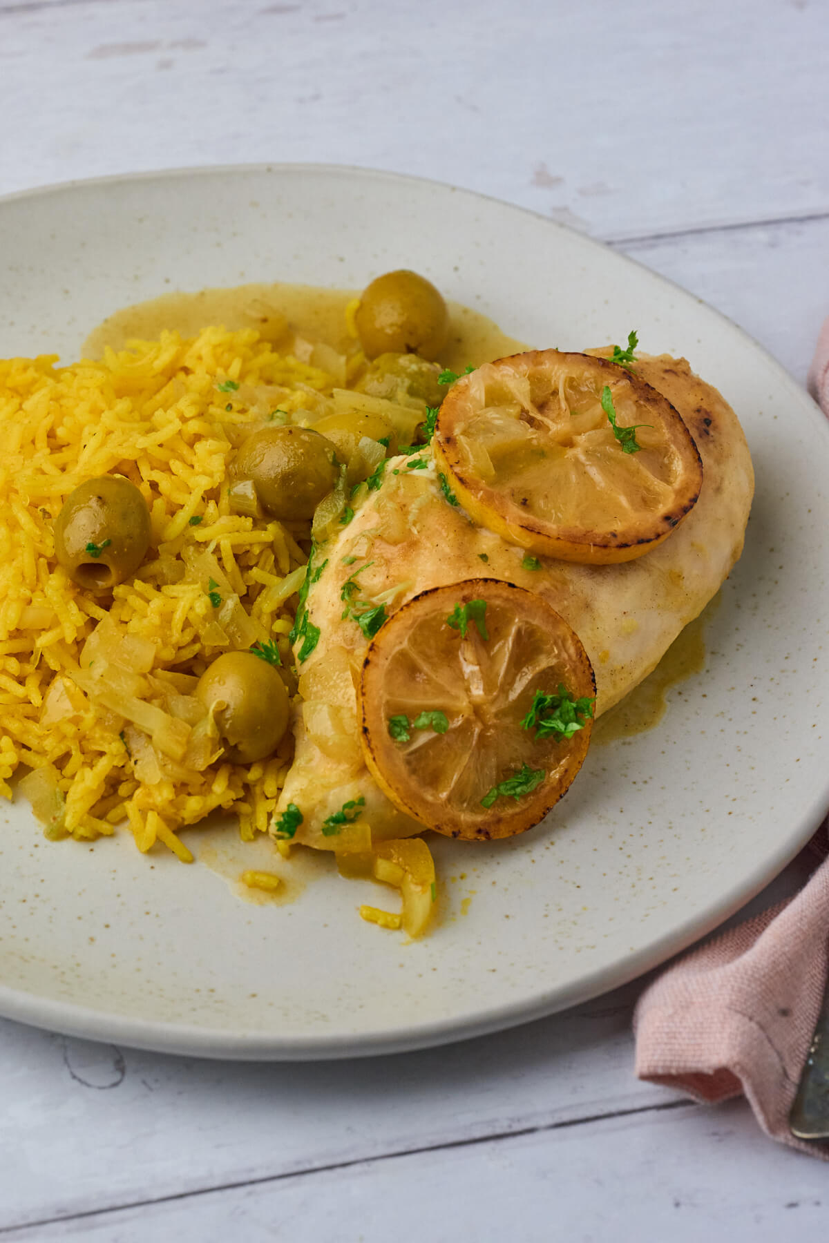 Marokkansk kylling med oliven og citron serveret med gule ris.