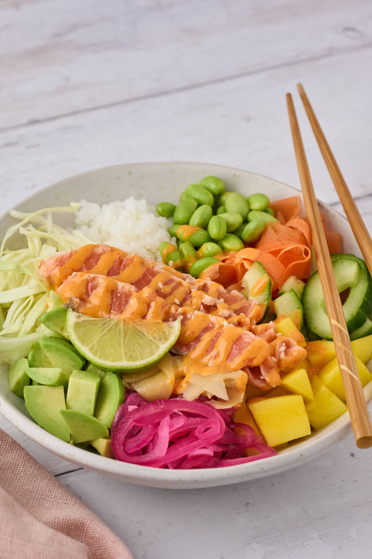 salat bowl med ris og lynstegt laks samt grøntsager.