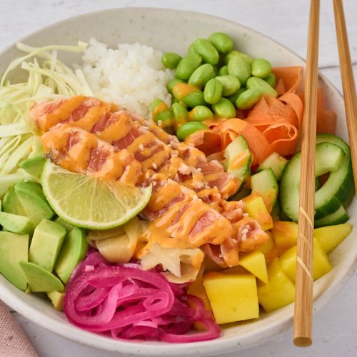 nem poke bowl med lynstegt laks, grøntsager, ris og chilimayo.