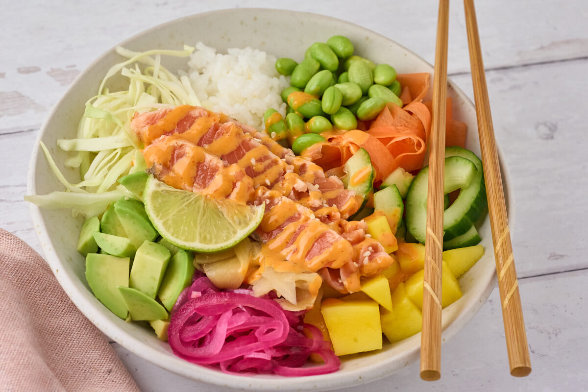 nem poke bowl med lynstegt laks, grøntsager, ris og chilimayo.