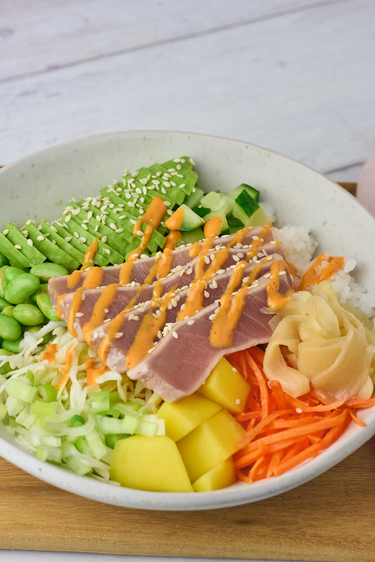 poke bowl med lynstegt tun og grøntsager.