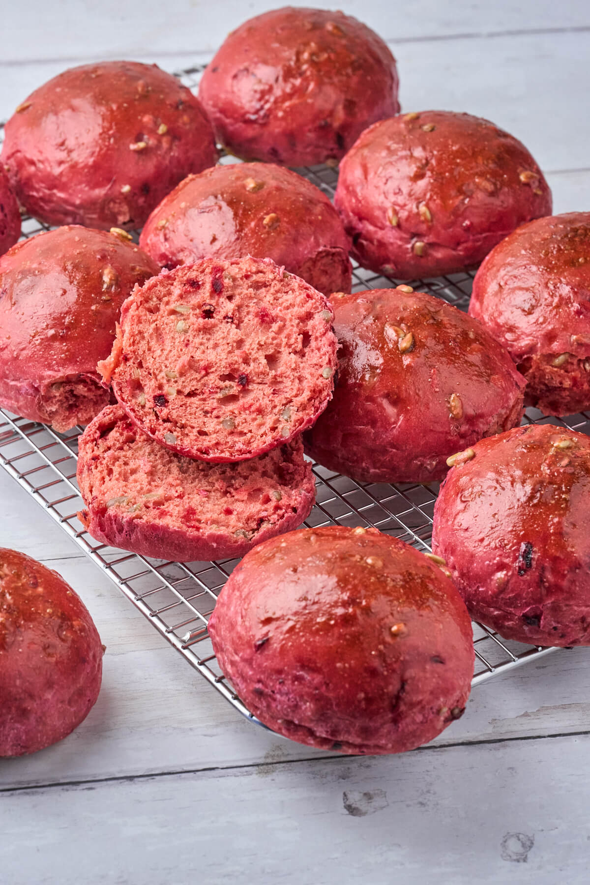 rist med rødbedeboller med solsikkekerner.