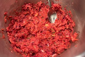 færdigrørt kyllingefars med grøntsager.