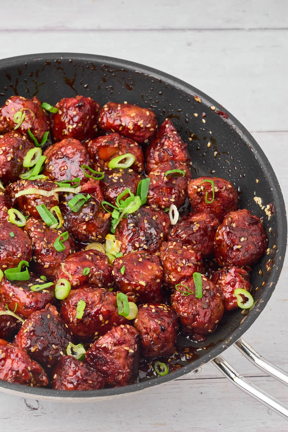 asiatiske sticky kyllingedeller med masser af grøntsager i.