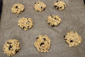 den rå dej på bagepladen.