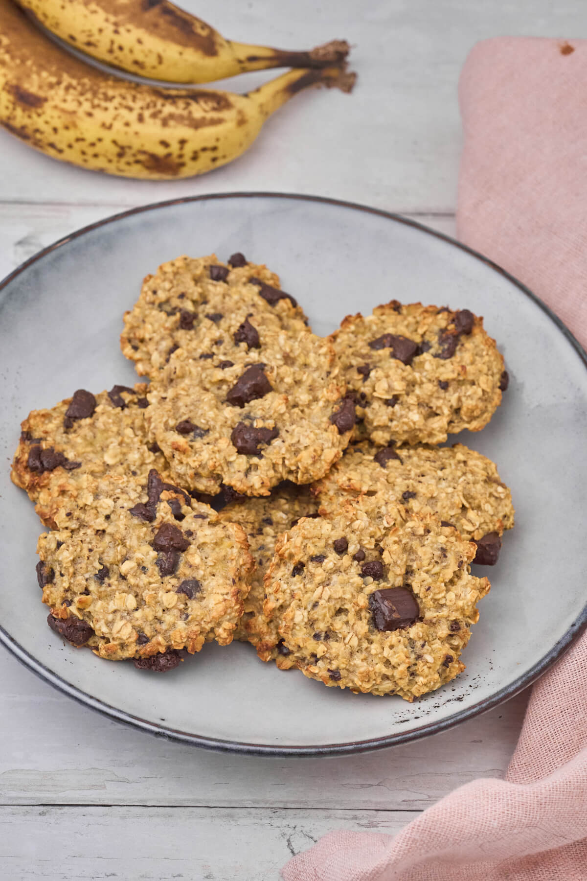 tallerken med sunde havregrynscookies med banan og chokolade.
