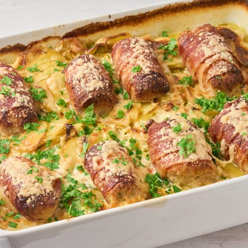 baconruller i fad med flødekartofler og porre.