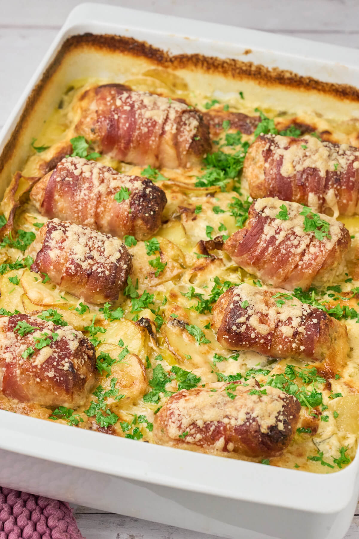 fad med saftige baconruller på kartoffel- porrebund.