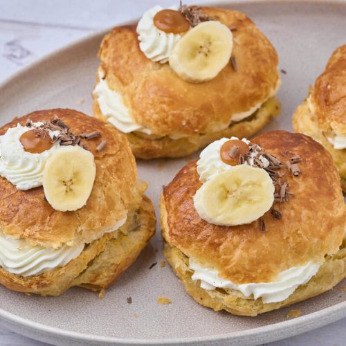 Banoffee fastelavnsboller med saltkaramel, banan og flødeskum.