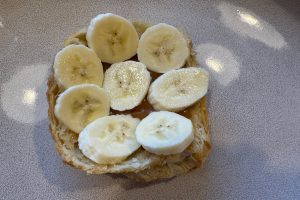 skiver af banan på saltkaramellen.