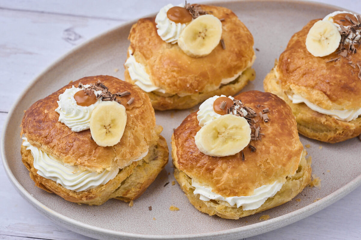 Banoffee fastelavnsboller med saltkaramel, banan og flødeskum.