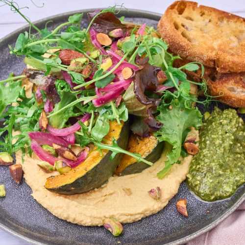 grøn hokkaido med hummus og grønt, syltede rødløg, surdejsbrød og grøn pesto.