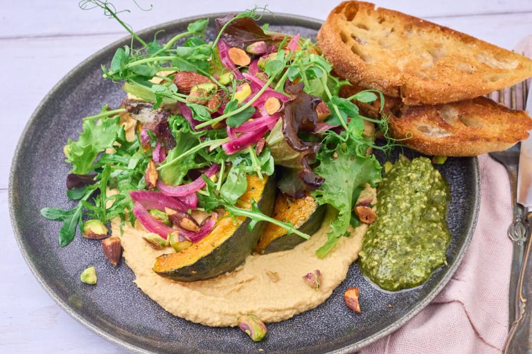 grøn hokkaido med hummus og grønt, syltede rødløg, surdejsbrød og grøn pesto.
