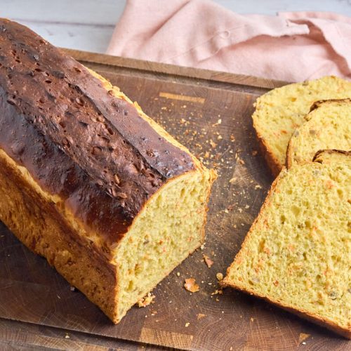 hjemmebagt gulerodsbrød med solsikkekerner.