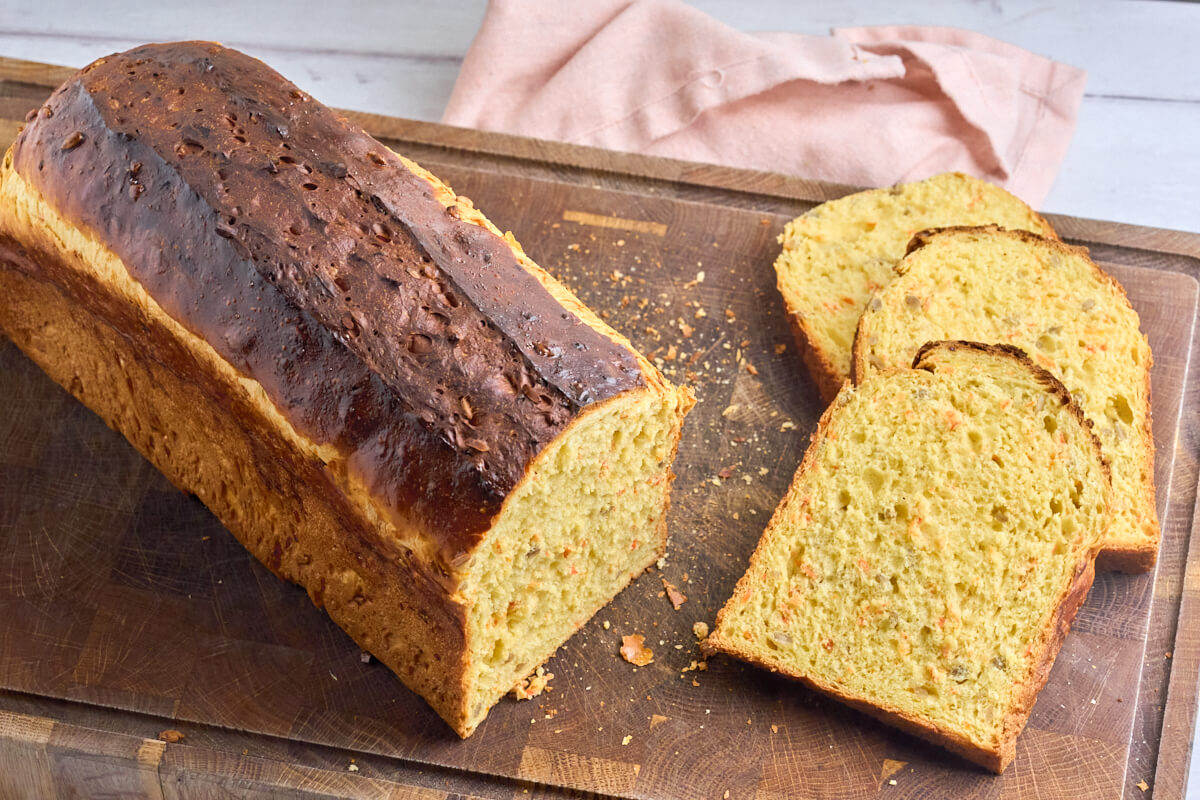 hjemmebagt gulerodsbrød med solsikkekerner.