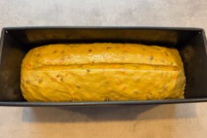 penslet og snittet gulerodsbrød.