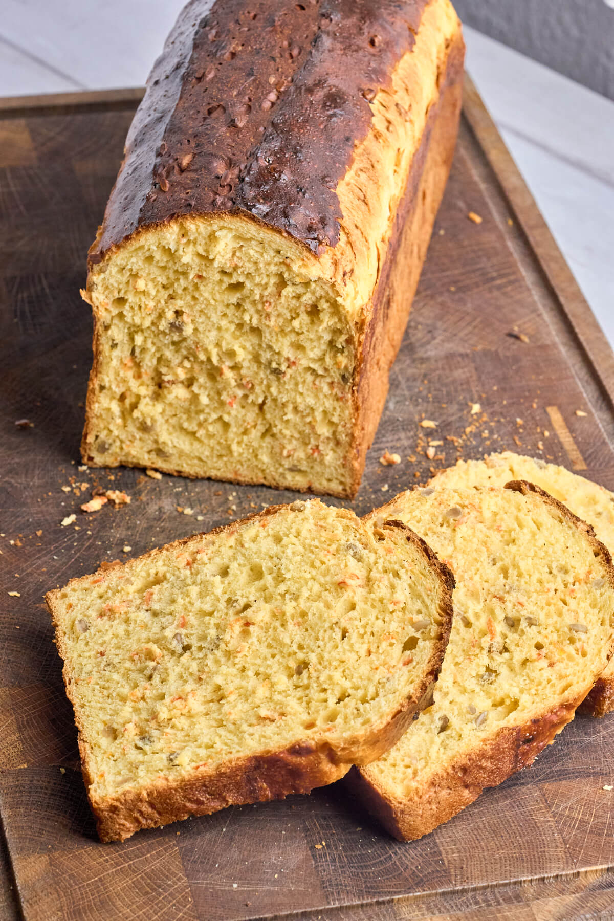 luftigt gulerodsbrød med solsikkekerner.