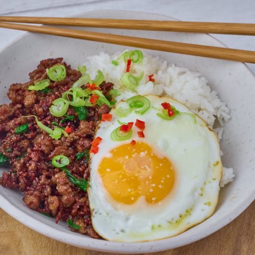 Thailandsk pad krapow med stegt æg og ris.