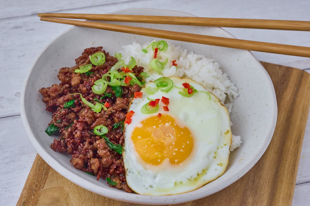 Thailandsk pad krapow med stegt æg og ris.