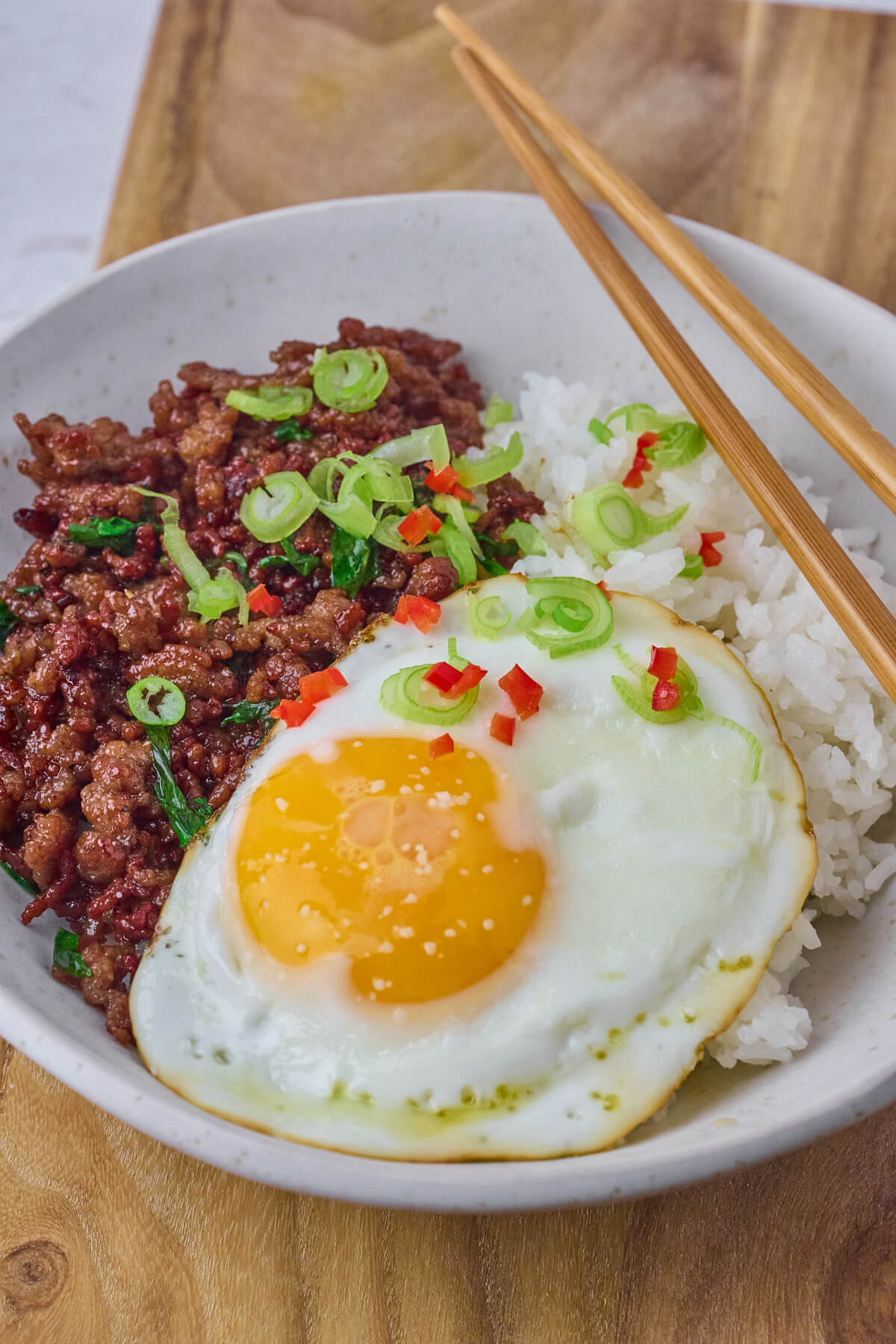 Thai mad Pad krapow med spejlæg og kogte ris.