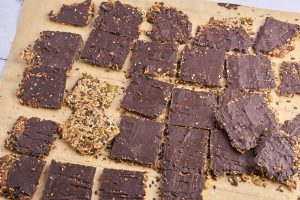 knækbrød efter chokoladen er størknet.