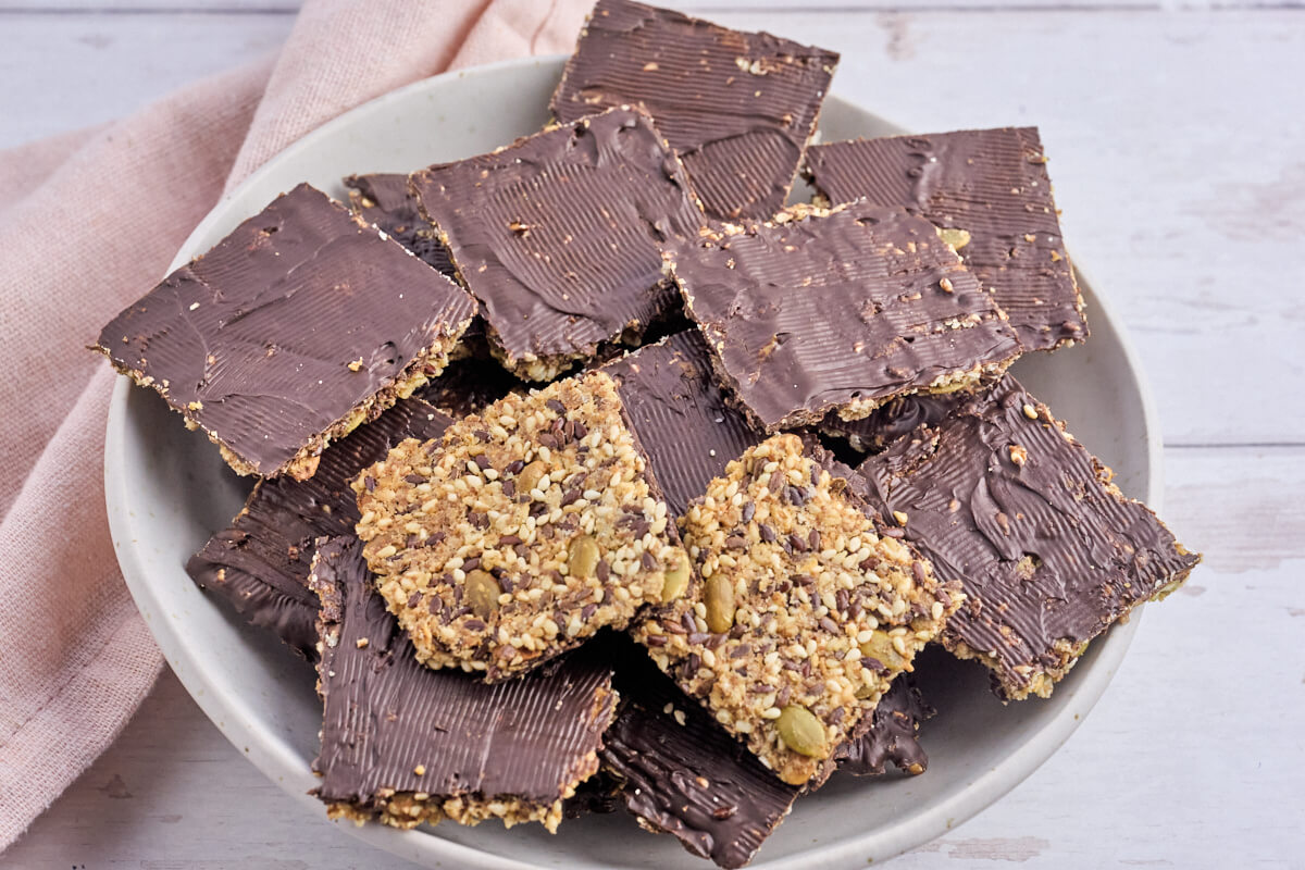 sprรธde kerneknรฆkbrรธd med chokolade.