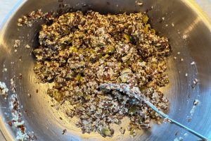 skål med ingredienser til kerneknækbrød.