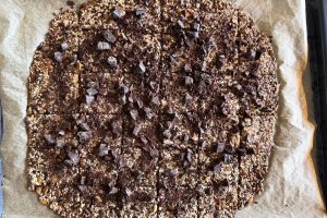 hakket chokolade på varme knækbrød.