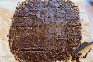 chokoladen efter den er smurt ud på knækbrødene.