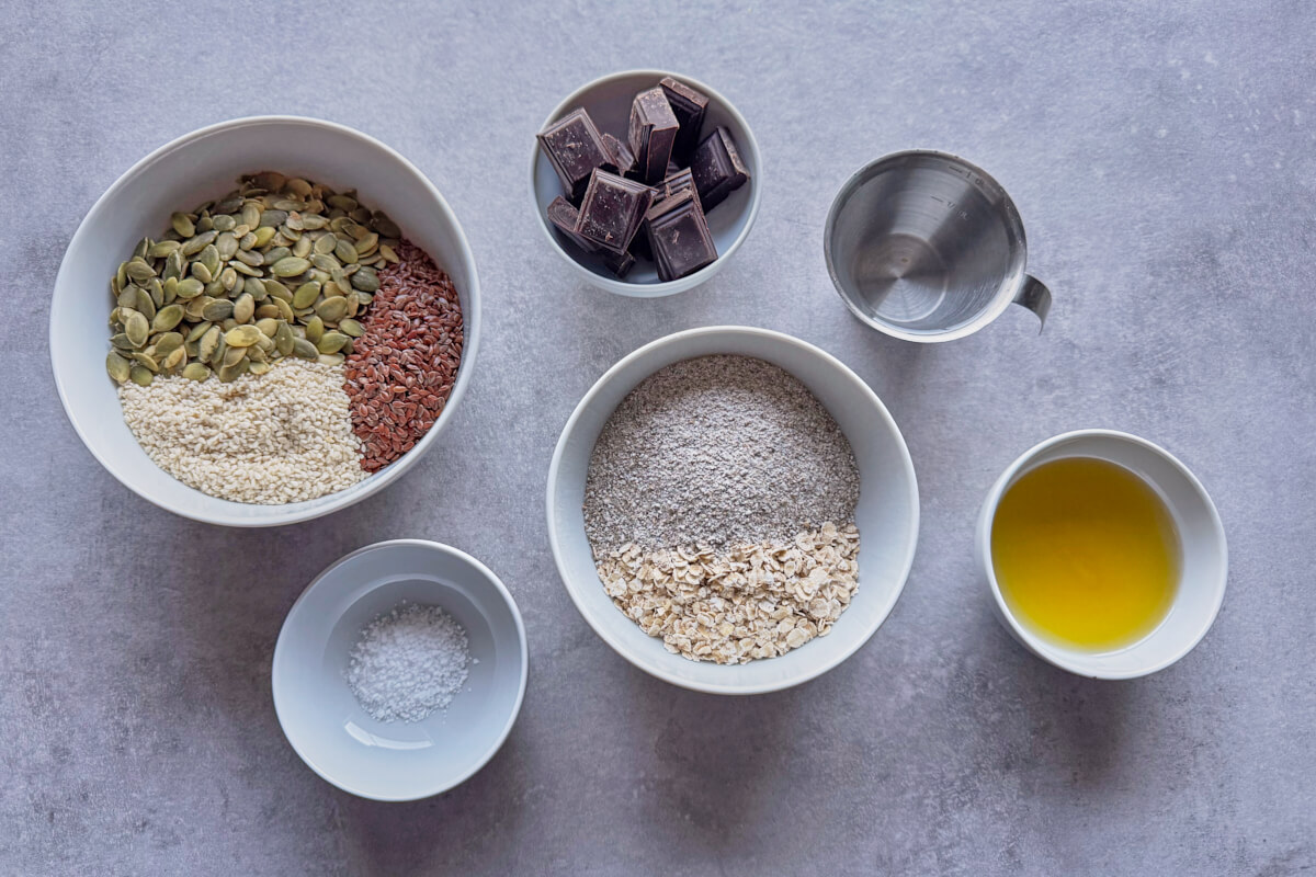 ingredienser til knækbrød med chokolade.