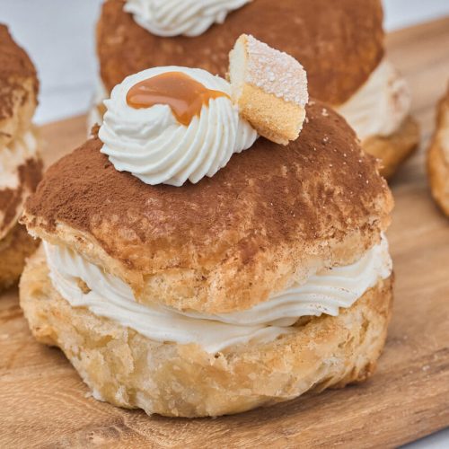 tiramisu fastelavnsboller med mascarponecreme og kaffekaramel og ladyfingers samt kakao på toppen.