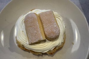 ladyfingers ovenpå tiramisucremen.