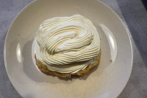 ladyfingers dækket med creme.