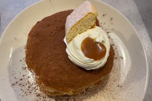 pynt på toppen af tiramisu fastelavnsbollen.