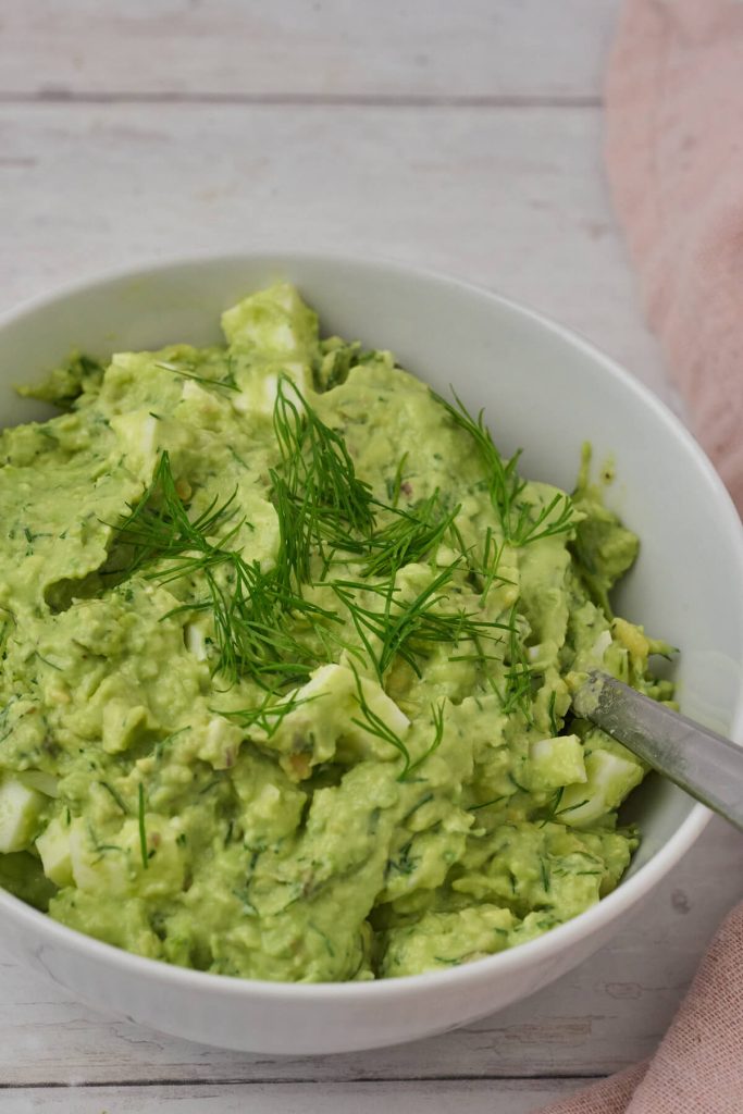 hjemmelavet frisk grøn æggesalat med avocado og dild.